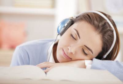 كيف يتأثر مخك بسماع الموسيقى الهادئة؟