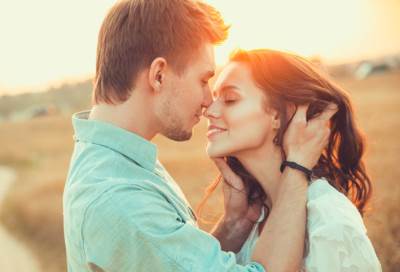 ان كنت تميل خلال القبلة الى اليسار فأنت من الأقليات!