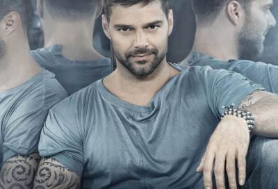 بالصورة .. ريكي مارتن يتعرى بالكامل للترويج لحفله