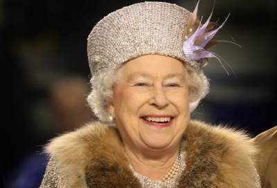 هدية من خطيبة الأمير هاري تدخل الملكة إليزابيث في نوبة ضحك