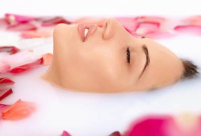 تعرفي علي فوائد ماء الورد للشعر