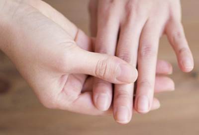 هل يمكن أن تشير أظافرك إلى مشكلة بالكبد؟