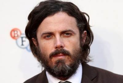 كيسي أفليك يتراجع عن تقديم حفل الأوسكار