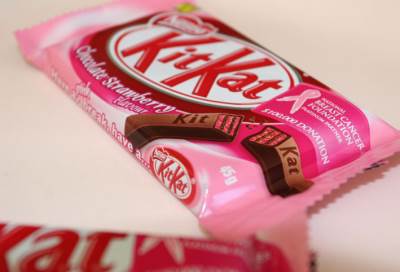 نستله تطلق شوكولاتة زهرية اللون لأول مرة في اليابان