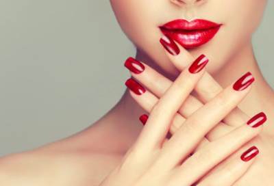 بثلاث طرق يمكنك إزالة طلاء الأظافر الجل دون الذهاب لصالون التجميل