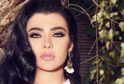 قمر .. نيولوك بالأصفر الرائع بدل الأسود