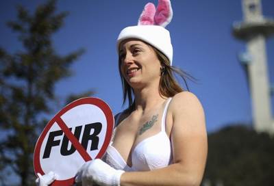 ناشطة تحتج بملابسها الداخلية في البرد القارس من أجل الحيوانات