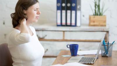 تطوير علاج هرموني قد يقلل من انحناء العمود الفقري لدى النساء