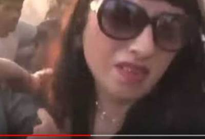 بالفيديو تحرش جماعي .. عشرات يطاردون امرأة واحدة