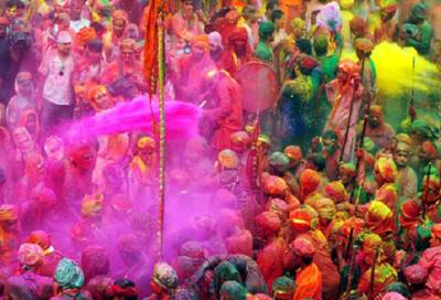 النساء يطاردن الرجال بالعصي في الهند