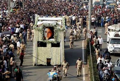 بالفيديو .. وداع حاشد لنجمة السينما الهندية سريديفي كابور