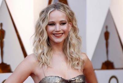 إليك هذه الطرق للحصول على شعر جينيفر لورانس الكيرلي في حفل توزيع جوائز الأوسكار