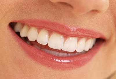 تحذير من خطورة نزيف اللثة أثناء غسل الأسنان