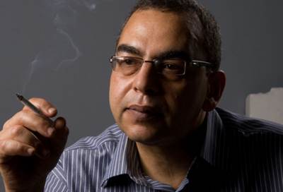 وفاة الكاتب الروائي الكبير أحمد خالد توفيق