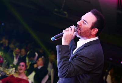 بالصور .. وائل جسار يتألق بحفل "قبرص" وزوجته تخطف الأنظار