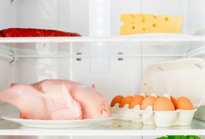 لا تحفظ الدجاج في الرف الأول بالثلاجة إطلاقاً .. تعرف على السبب