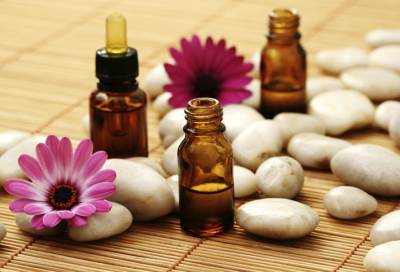 استبدلي عطورك بهذه الزيوت الأساسية