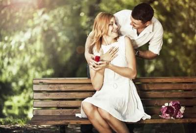 إيماءات صغيرة تشعر الرجل برغبته في التقرب منك أكثر