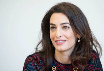 بالصور .. أمل كلوني تتعرض لانتقادات واسعة بسبب اطلالتها الجريئة