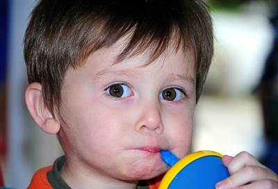 إفراط الأطفال في تناول الصودا والسكريات يؤثر سلبا على الذاكرة والتعلم