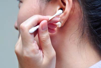 طرق سهلة لإزالة الرؤوس السوداء من الأذنين