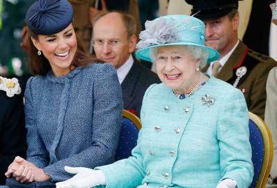 بالصور .. الأسرة المالكة البريطانية تنشر أول صورتين رسميتين للأمير لويس