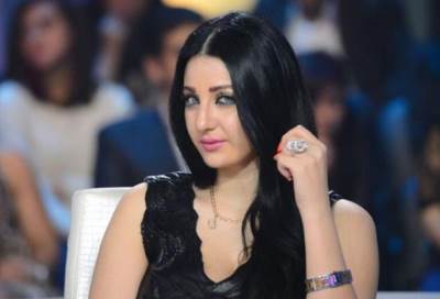 امرأة تطلب الخلع من زوجها بسبب هوسه بصافيناز!