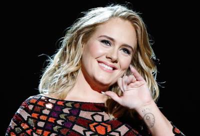 بالصورة .. أديل بإطلالة غير مرتبة كعادتها في نيويورك