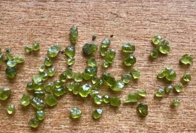 بركان ينثر أحجاراً كريمة