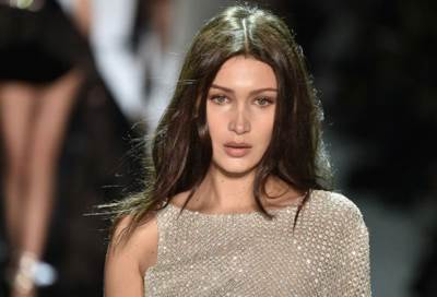 بيلا حديد تواصل الإثارة فى إيطاليا بفستان ذهبى