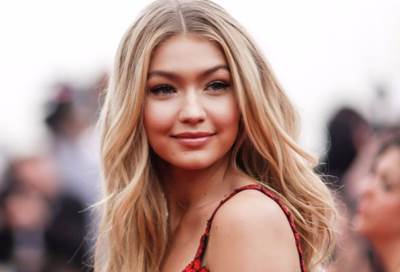 جيجى حديد فى ميكونوس بفستان من "The Row" سعره مبالغ فيه