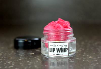 أسهل طريقة لصنع مرطب الشفاه في المنزل