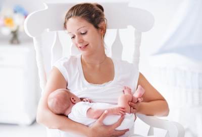 دراسة تنصح الأم المرضعة بتناول زيت بذر الكتان