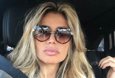 بالفيديو .. زوجة عمرو دياب تتحدى مرة جديدة منتقدي ظهور ابنتها بالـ "مايوه"