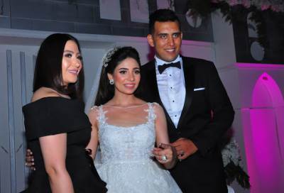 بوسي والعسيلي يشعلان زفاف عمرو الجارحي ورنا حمزاوي