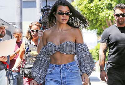 بالصور .. كورتنى كاردشيان تلفت الأنظار بتصميمات ملابسها فى لوس أنجلوس