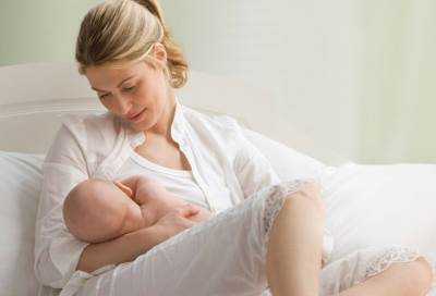 دراسة تنصح الأم المرضعة بتناول زيت بذر الكتان