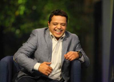 بالصورة .. محمد هنيدي يسخر من غادة عادل بسبب بدلة