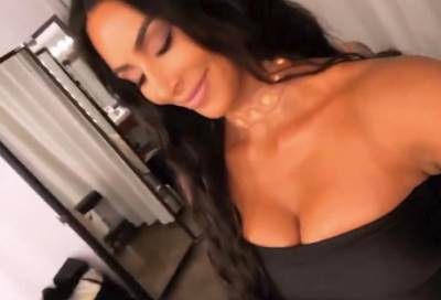 كيم كارداشيان ترتدي طوقاً من "لحمها الحي"