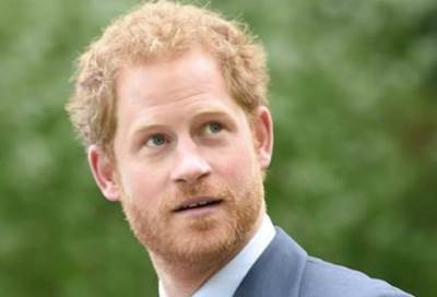 بالفييو .. كيف قبّل الأمير هاري محجبة