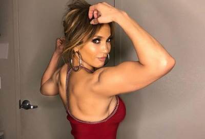 بالصورة .. جينيفر لوبيز تستعرض عضلاتها وقوتها البدنية