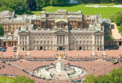 الملكة إليزابيث تخلي غرفها في قصر باكنجهام