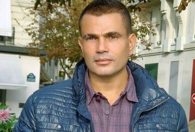 أول تعليق من المعجب الذي أحرجه عمرو دياب بقوله : "مش عاجبك ما تسمعنيش"