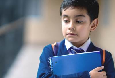 قصة مأساوية لشاب عمره 25 "محبوس" في جسد صبي في سن الـ 12