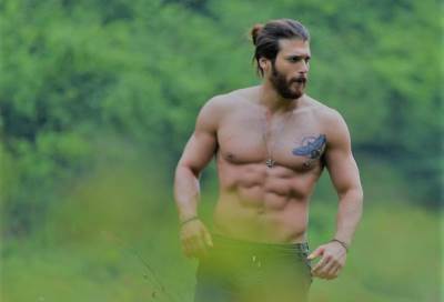 نجم "الطائر المبكر" يثير ضجة بفيديو يظهر وشمه الكبير