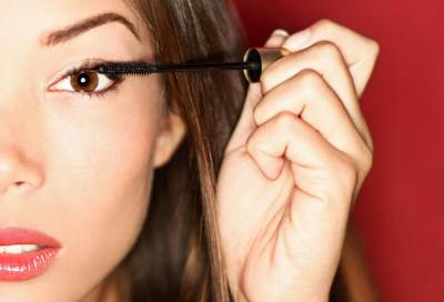 كيف تزيلين الماسكرا المقاومة للمياه بدون عناء؟