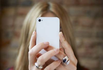 بهذه الطرق تمنعين هاتفك الذكي من أن يجعلك غبية