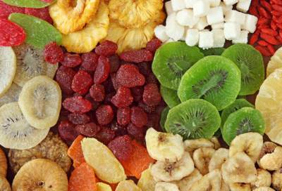 هل الفواكه المجففة حقا مفيدة؟ وما الطريقة الصحيحة لتناولها؟