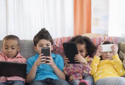 خوفا من الوحدة أصبح أبا لـ 200 طفل