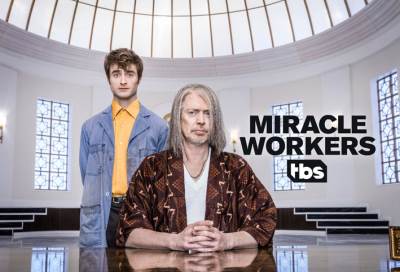 دانييل رادكليف فى دور الملاك بمسلسل Miracle Workers